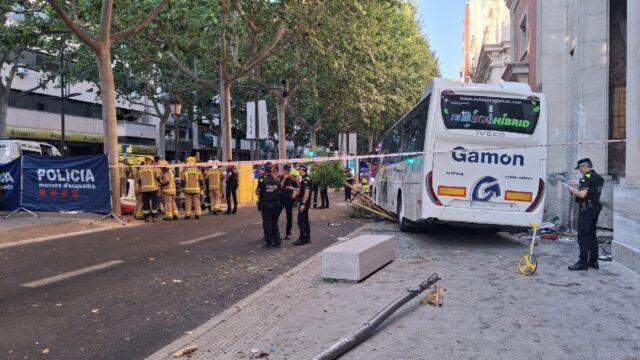 Imatge de l'estat de l'autobús després de l'accident a Lleida (Bombers)