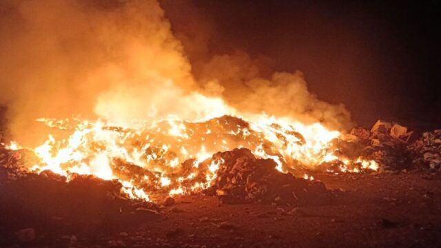 Imatge de l'incendi en una deixalleria a Balaguer (Bombers)