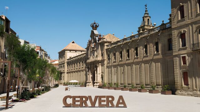 Imatge de l'Universitat de Cervera amb lletres monumentals de la ciutat (Catalunya Turisme)