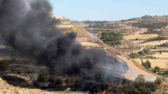 Imatge de l'incendi a tocar el carrer de les Alzines (Bombers)