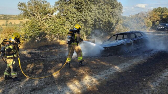Imatge del vehicle en flames a Sant Ramon (Bombers)